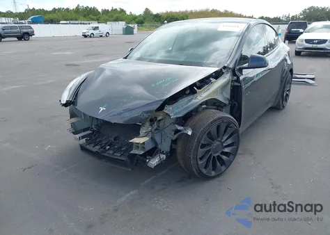 2024 Tesla Model Y Performance Dual Motor All-Wheel Drive z USA, uszkodzony, nr VIN 7SAYGDEF0RF037408